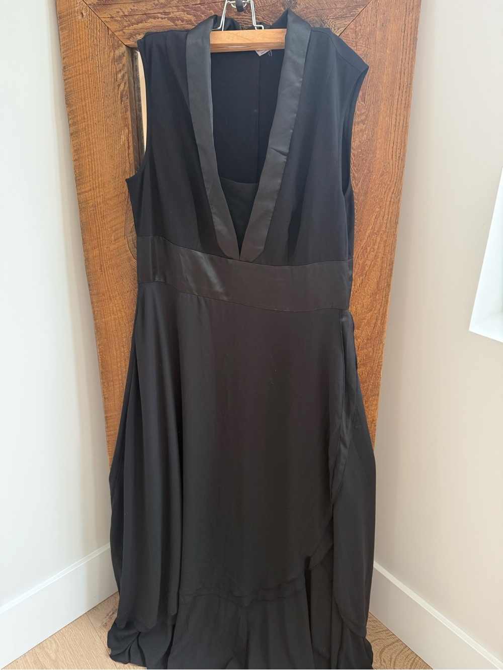 VENUS Black Sleeveless V-Neck Maxi Dress